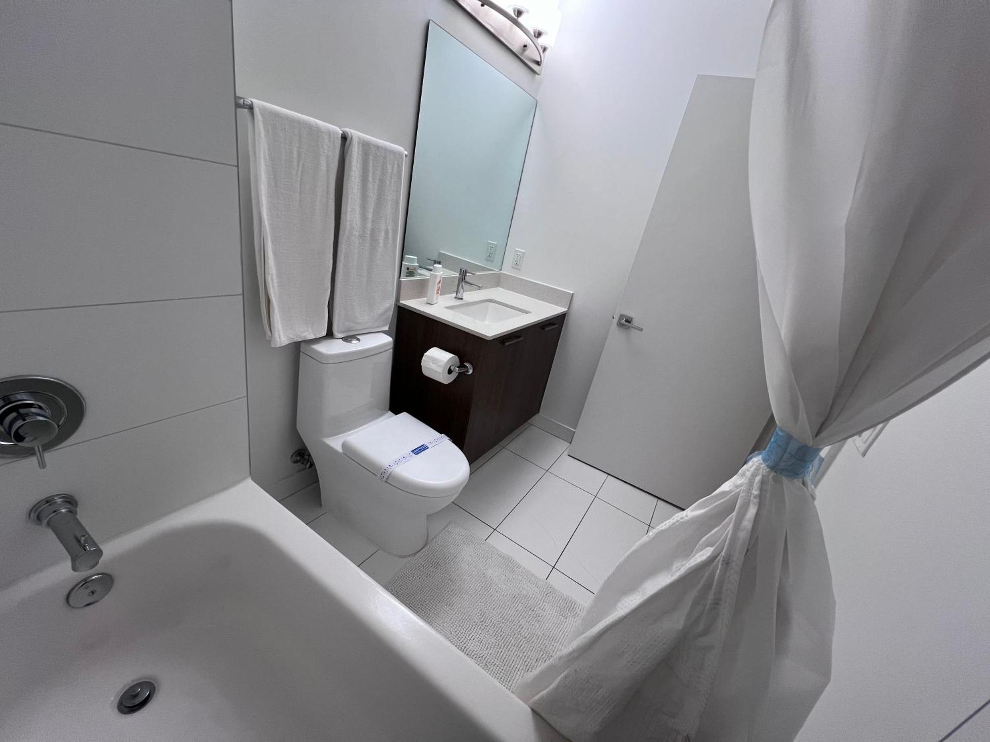 Master Bed Room In Calle Ocho Miami Ngoại thất bức ảnh